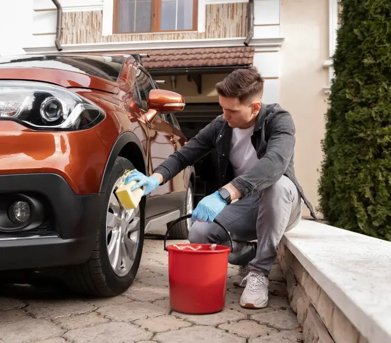 Lavage auto à domicile Nouvoitou : professionnel intervenant sur un véhicule